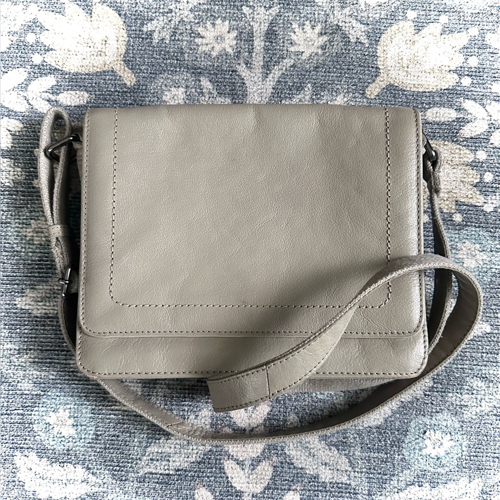 Chic Tan Sturdy Pebbled Leather Crossbody Bag
